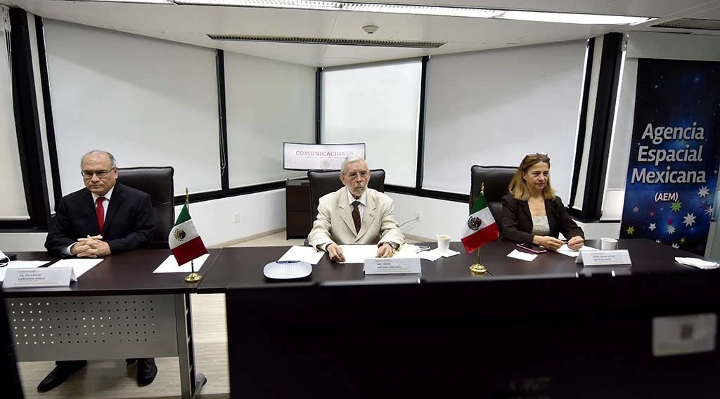 Ing Arganis.jpg El Ing. Jorge Arganis Díaz Leal (centro) en la celebración del X Aniversario de la Agencia Espacial Mexicana.
