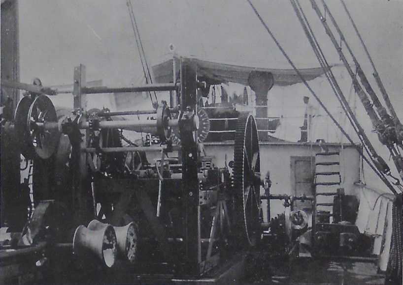 Maquinaria en el vapor Idum.jpg Maquinaria en el vapor “Idum” para sumergir el cable con rumbo a Frontera (Tabasco) y Campeche. Revista El Mundo Ilustrado octubre, 1902.