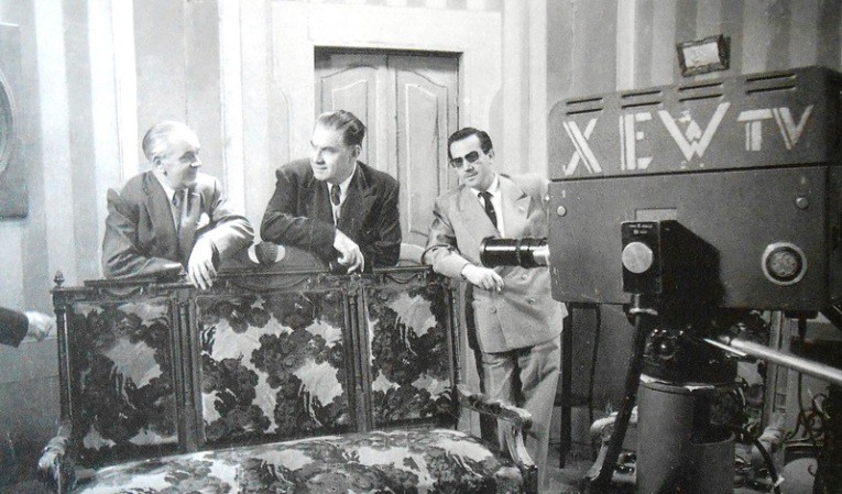 Emilio Azcárraga.jpg En 1951 Emilio Azcárraga Vidaurreta (centro) fundó la estación de televisión XEW-TV. Reproducción autorizada por el INAH.