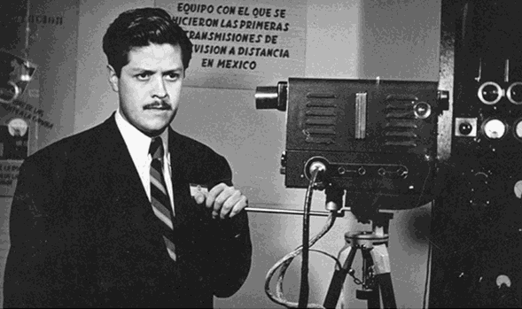 gonzales camarena.png El ingeniero Guillermo González Camarena en una de las exhibiciones del equipo necesario en la transmisión de las señales televisivas. Archivo General de la Nación.