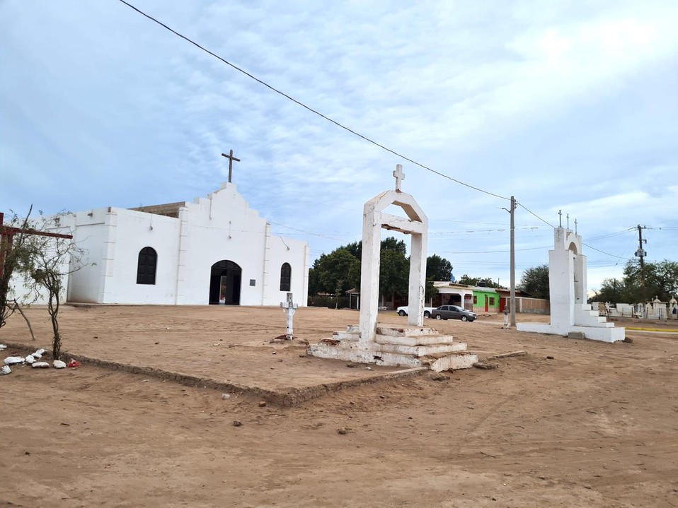 3 Iglesia de la Santísima Trinidad en El Júpare.jpg Iglesia de la Santísima Trinidad en El Júpare, Huatabampo, Sonora. Lugar donde se celebran las fiestas tradicionales y religiosas de este pueblo.