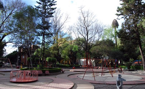 2 Los vecinos más antiguos de la colonia San Pedro.jpg Los vecinos más antiguos de la colonia San Pedro de los Pinos recuerdan que en el centro del parque o jardín de Miraflores colocaron una televisión sobre un pedestal -hoy desaparecido-; el cuidador de la bomba del agua se hacía cargo del aparato. https://mxcity.mx/2015/09/el-curioso-parque-de-los-circulos-conoce-el-parque-miraflores/