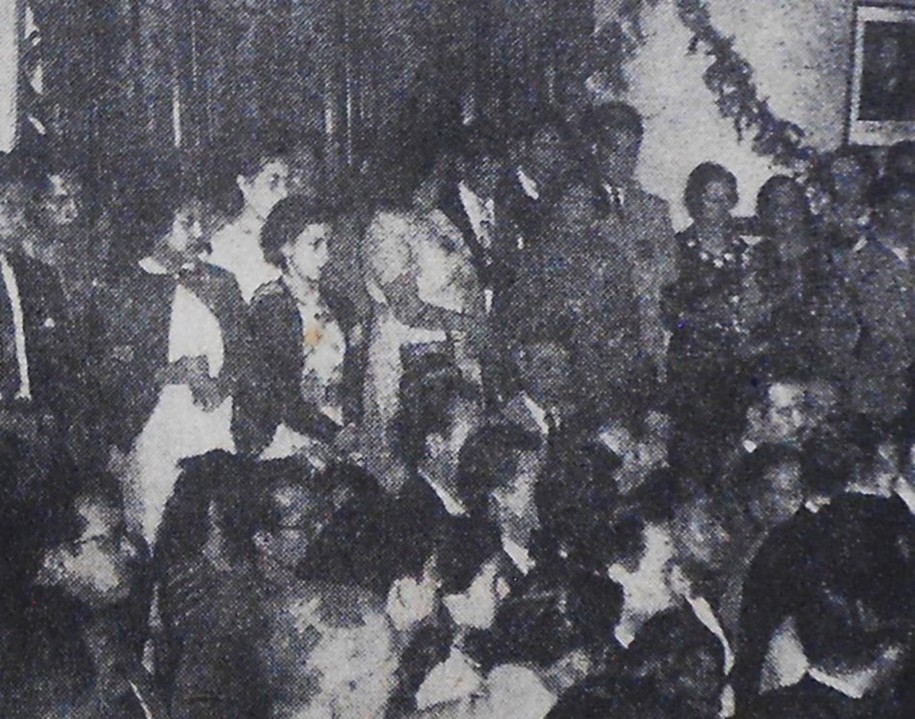 6 Nutrida concurrencia de compañeras.jpg Nutrida concurrencia de compañeras y compañeros telegrafistas en el salón de aparatos de la oficina central telegráfica. El Universal 15 de febrero de 1954.