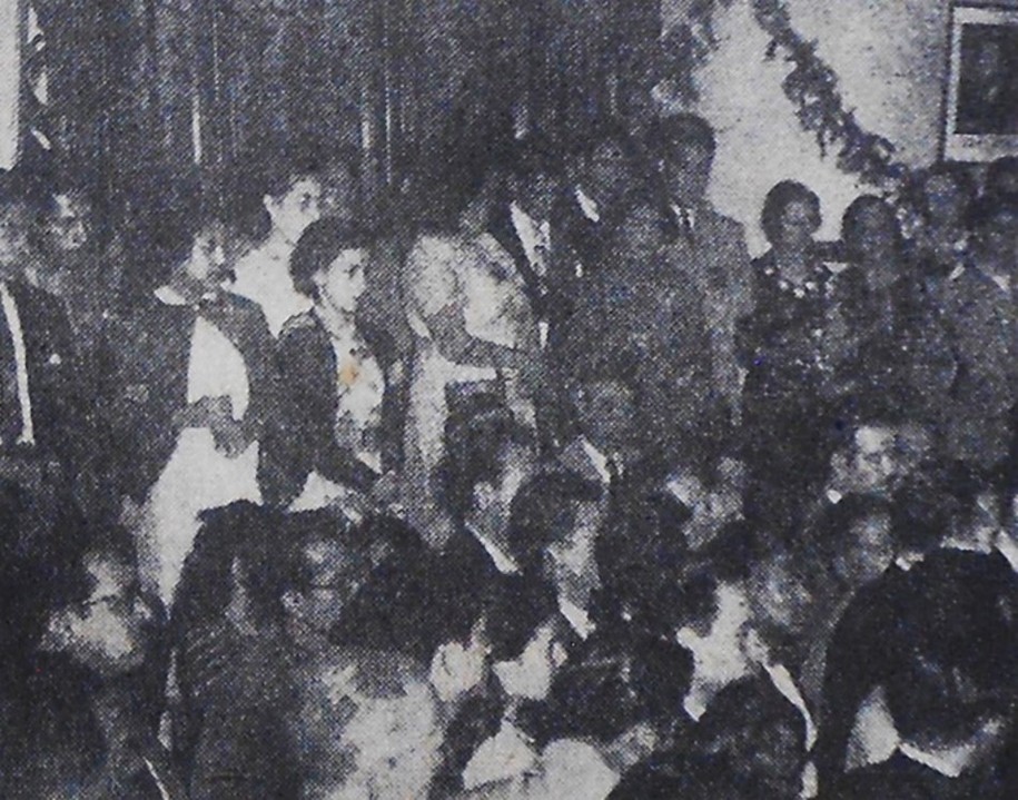 Nutrida concurrencia de compañeras y compañeros telegrafistas en el salón de aparatos de la oficina central telegráfica. El Universal 15 de febrero de 1954.