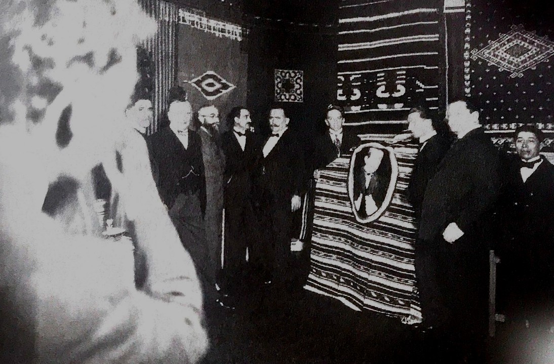 El escritor Martín Luis Guzmán.jpg El escritor Martín Luis Guzmán, además de formar parte del Comité Organizador del Centenario de la Consumación de la Independencia, documentó fotográficamente las actividades de 1921. Ejemplo de ello, fue la Inauguración de la Exposición de Arte Popular, presidida por Álvaro Obregón. Foto recuperada del libro: Virginia Guedea, Asedios a los Centenarios (1910 y 1911).