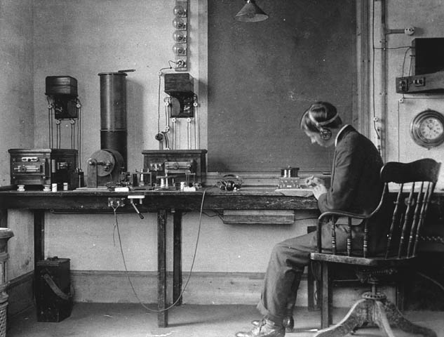 Guillermo Marconi.png Guillermo Marconi abrió un nuevo capítulo en la radiofonía en 1897, cuando transmitió señales electromagnéticas sin cables. La innovación tecnológica, en un principio tuvo un uso, esencialmente, militar y marítimo. No obstante, al despertar el sigo XX, la radio generaría fascinación e interés en todo el planeta. Foto disponible en: https://arvm.mx/100-anios-de-la-radio/
