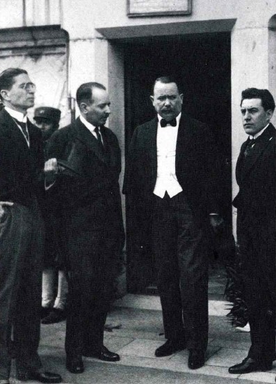 Para conmemorar el Primer Centenario.jpg Para conmemorar el Primer Centenario de la Consumación de la Independencia de México, Álvaro Obregón creó una Comisión Organizadora de los Festejos, en cuyo Comité Ejecutivo figuraron Emiliano López Figueroa, Alberto J. Pani y Martín Luis Guzmán. Foto recuperada de: Obregón y el Centenario de la Consumación de la Independencia.