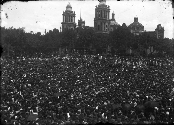 La comunicación telegráfica y la información periodística, contribuyeron a que dentro y fuera del país se conociera el curso de la invasión estadounidense. Por ello, en la ciudad de México se organizaron actos y mítines de protesta. Fotografía recuperada de: Open Edition Journals.