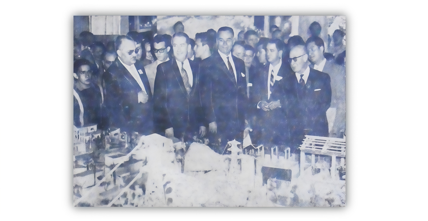 MEXICO ANTE 2.png Los subsecretarios de Comunicaciones, ingeniero Walter C. Buchanan, y de Economía, ingeniero David Segura y Gama, recorrieron la exposición en compañía de los organizadores. Excélsior 1 de noviembre de 1958.