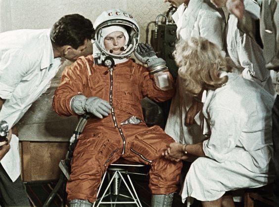 8 En medio de la competencia entre la URSS y EUA.jpg En medio de la competencia entre la URSS y EUA, el programa soviético se propuso “investigar las diferencias existentes en el espacio, entre los organismos femenino y masculino”. Imagen recuperada de: La Vanguardia.