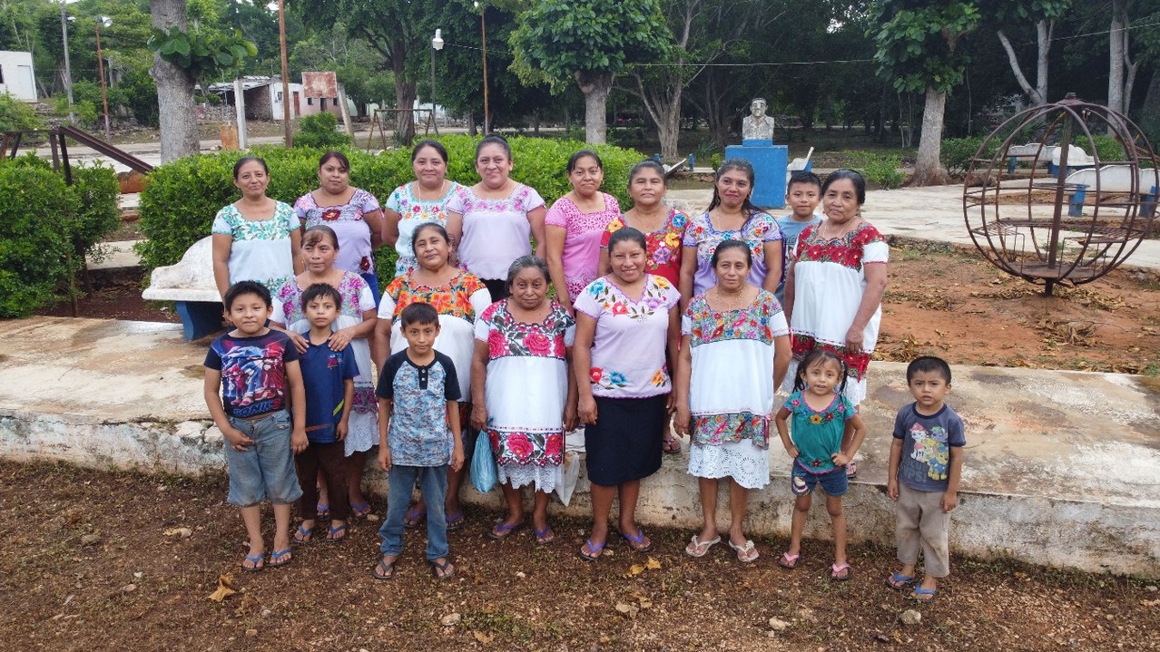 2 Colectiva de mujeres mayas de la comunidad de Yokdzonot Hu.jpg