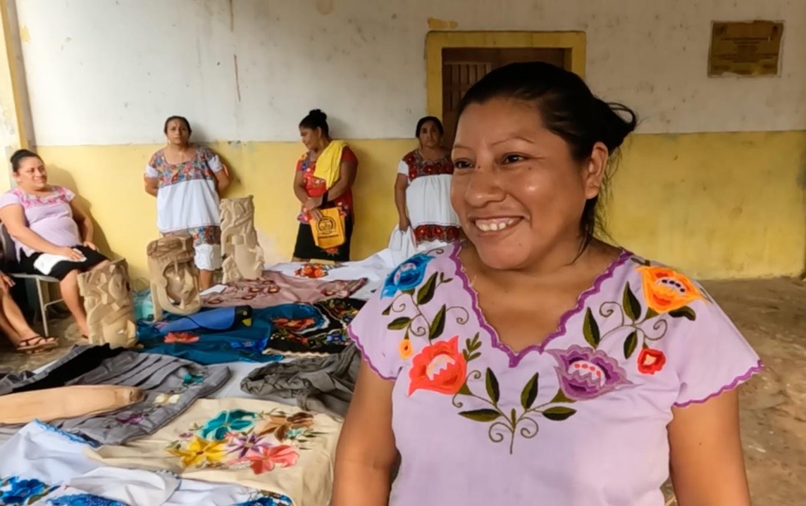 3 Reina es una artesana de la localidad Yokdzonot Hú.jpg Reina es una artesana de la localidad Yokdzonot Hú, con casi dos décadas de trabajo.