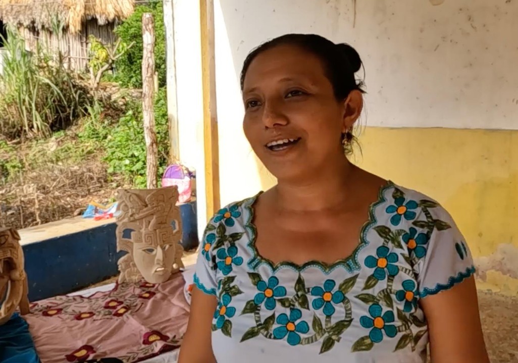 5 María artesana y maestra de preescolar.jpg María, artesana y maestra de preescolar en la comunidad de Yokdzonot Hú, Yucatán.
