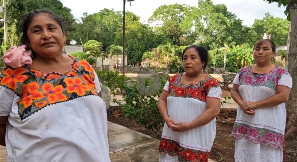 Artesanas mayas portan orgullosas las prendas que crearon con sus propias manos.