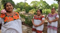 7 Artesanas mayas portan orgullosas las prendas.jpg