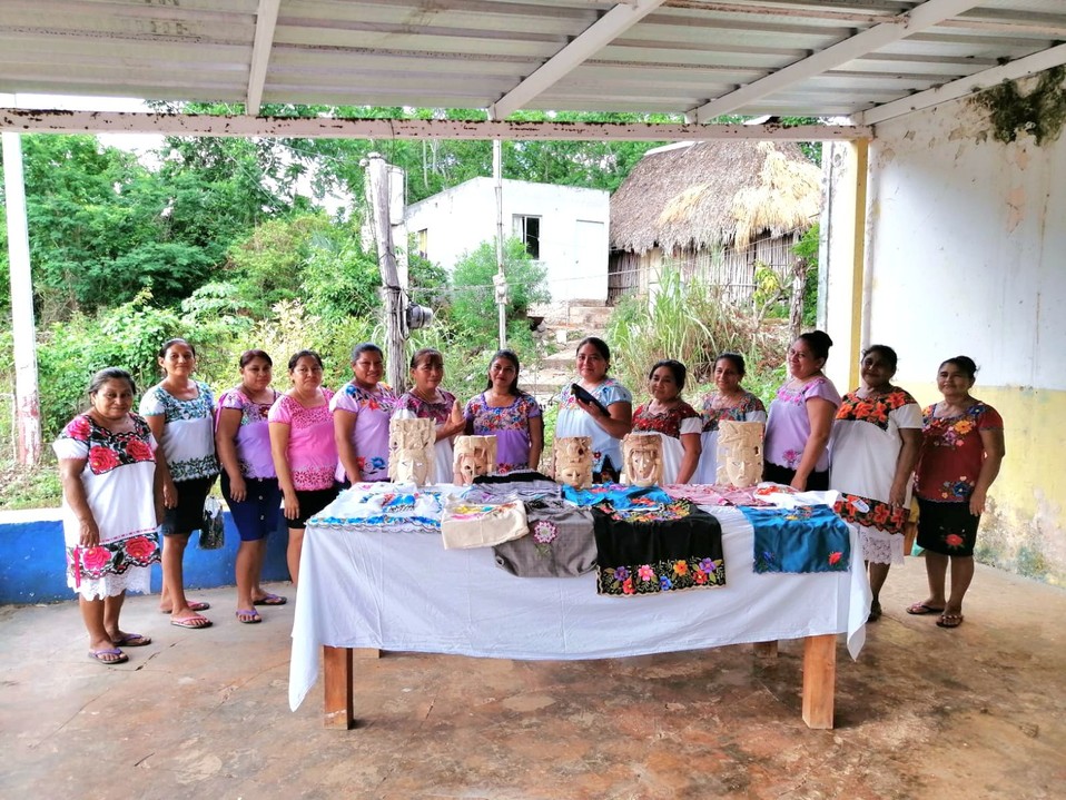 Las artesanas de Yokdzonot-Hú se dedican principalmente al tallado en madera y el bordado de prendas tradicionales del estado de Yucatán.