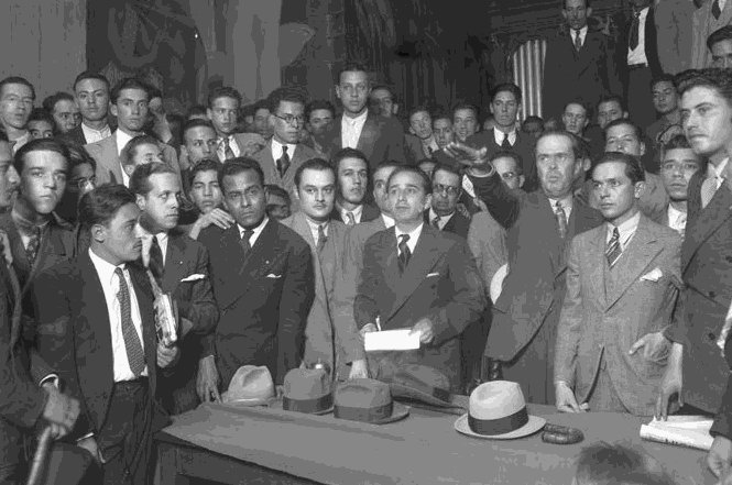 Con 43 años de edad, Luis Chico Goerne asumió la máxima responsabilidad de la UNAM. En Sesión del Consejo Universitario, del 24 de septiembre de 1935, Alejandro Gómez Arias tomó la protesta del nuevo rector, quien afirmó que la Universidad compartía el ideal de la salvación de México a través de la cultura. Imagen recuperda del libro: Los Discursos de toma de posesión de los rectores de la UNAM.