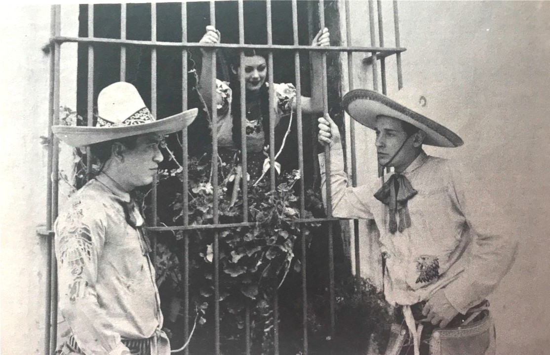En 1936 año en el que el cine mexicano se hizo industria.jpg En 1936, “año en el que el cine mexicano se hizo industria”, la cinematografía y la radiodifusión rivalizaron por un público que disfrutaba con igual deleite de las películas proyectadas en las salas de cine, como de las canciones transmitidas en la radio. La cinta Allá en el rancho grande, marcó la pauta de una sana convivencia entre ambas industrias. Foto recuperada del libro: Fernando de Fuentes (1894/1958).