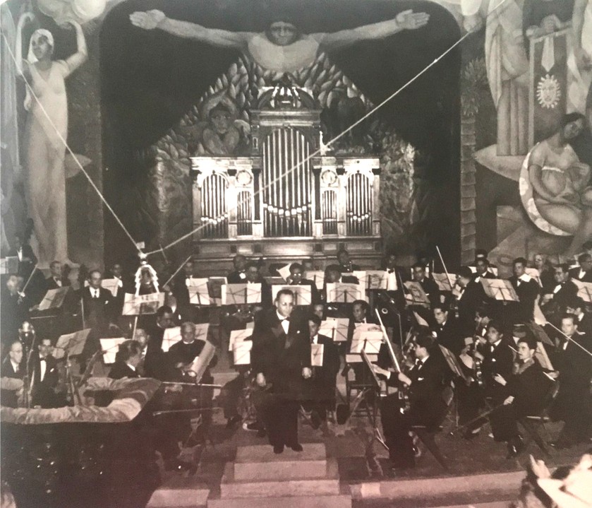 En junio de 1937, la Orquesta Sinfónica de la Universidad interpretó el concierto inaugural de Radio UNAM. Desde el Anfiteatro Símón Bolívar, asistentes y radioescuchas disfrutaron de un programa musical ‘con tanta calidad como el de las difusoras norteamericanas y europeas’. Fotos recuperadas del libro: El Barrio Universitario en el proceso de institucionalización…