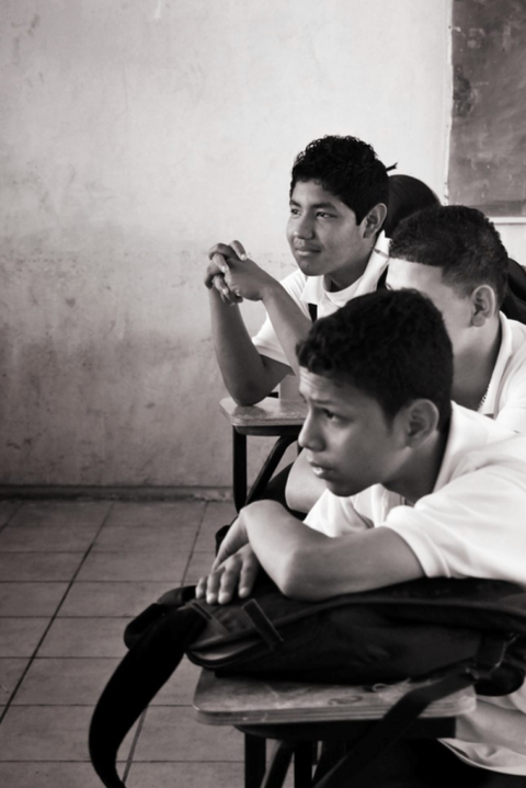 MODELO PEDAGOGICO.jpg El modelo pedagógico de la Telesecundaria consiste en la transmisión de una lección de 15 minutos, para después trabajar en actividades planificadas y orientadas por los docentes. Como en sus orígenes, hoy asume el reto de incorporar las plataformas digitales, producto de un vertiginoso avance tecnológico. Foto recuperada de: http://diariodeunaantropologa.com/telesecundarias/