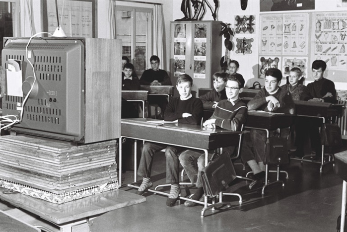 TELESCUOLA.jpg La Telescuola, modelo de televisión educativa en Italia, se propuso contribuir a la educación pública, además de ampliar la enseñanza de materias comprendidas en los planes de estudio de los niveles básico y medio. ©RSI Radio televisione svizzera di leggia italiana. Foto recuperada de: https://lanostrastoria.ch/entries/PEmXdYMn8gz 11 febbraio 1966