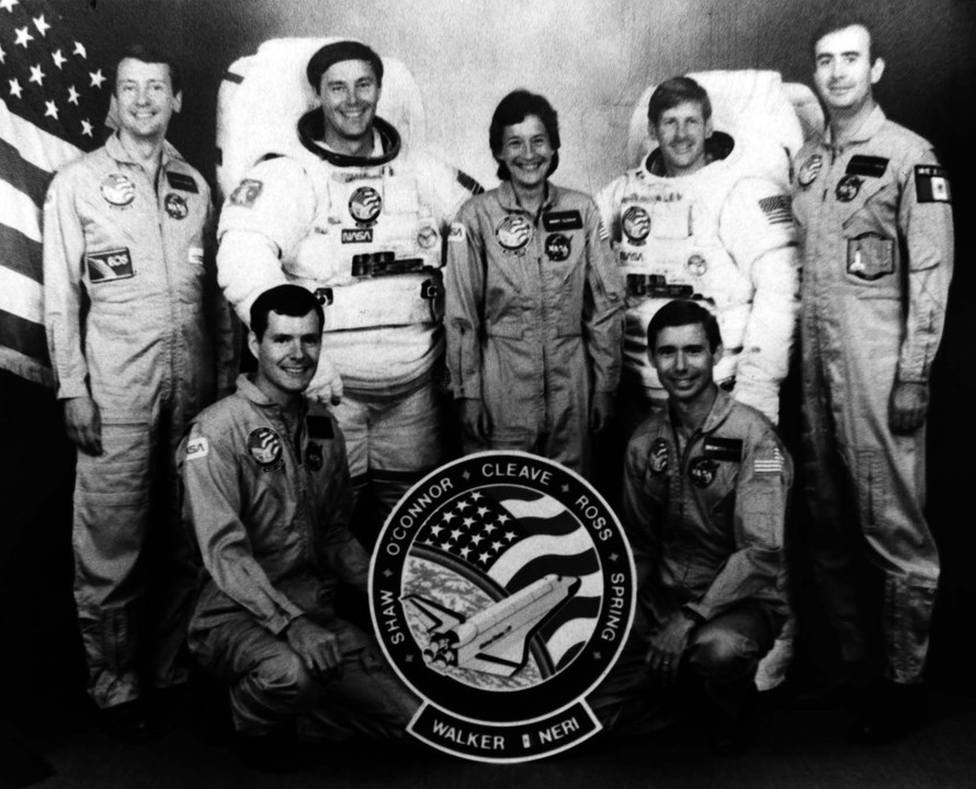 neri vela Tripulación del transbordador Atlantis, 1985. A la extrema derecha el Dr. Rodolfo Neri Vela, primer astronauta mexicano. Libro: Cien años de la aviación en México. SCT