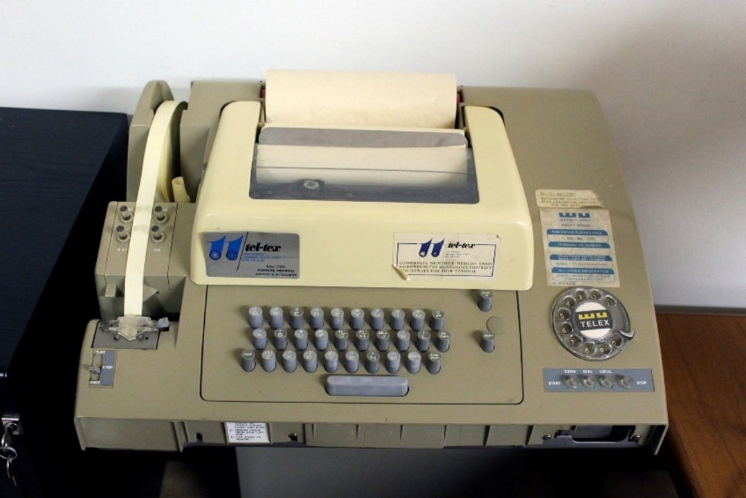1 Máquina Teletype Model.jpg Máquina Teletype Model 32 utilizada para el servicio de Télex. https://es.wikipedia.org/wiki/T%C3%A9lex#/media/Archivo:Telex_machine_ASR-32.jpg
