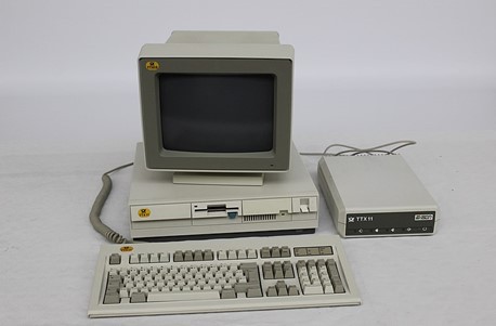 2 El teletéx mejoró sin duda.jpg El teletéx mejoró sin duda el servicio del télex convencional, comunicaba entre sí a las máquinas de escribir electrónicas, los procesadores de texto y los ordenadores personales. Además, podía recibir y transmitir mensajes al tener una capacidad de almacenamiento. https://en.wikipedia.org/wiki/Teletex