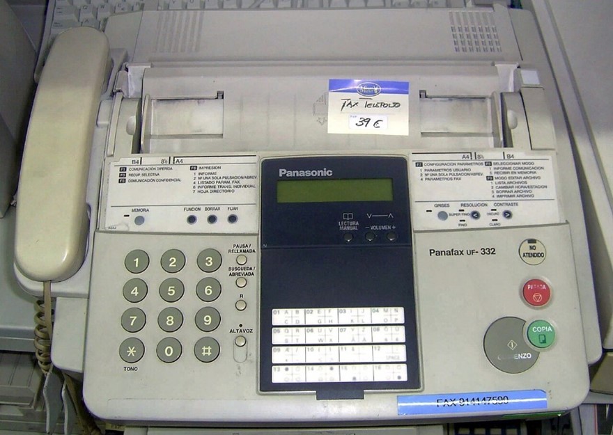 3 El fax-teléfono.jpg El fax-teléfono fue muy recurrido en los años ochenta. https://upload.wikimedia.org/wikipedia/commons/e/e7/PIC_0291_Panasonic_Panafax_UF-332.jpg