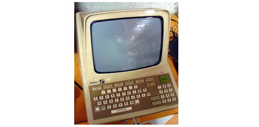 4 Minitel o videotext.jpg Minitel o videotext fue una máquina a través de la cual los usuarios realizaban compras en línea, hacían reservas de boletos de tren, incluso recibían correos electrónicos. https://es.wikipedia.org/wiki/Minitel#/media/Archivo:Minitel1.jpg