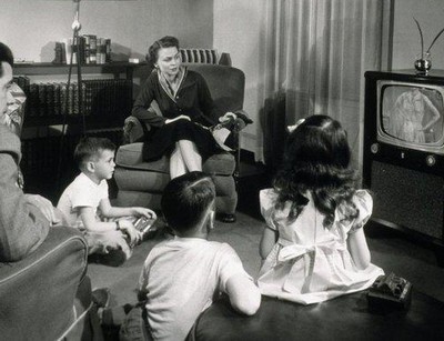 La televisión detentó por años un lugar central en las casas, cuyos habitantes se reunían en torno a ella, para convivir y entretenerse.