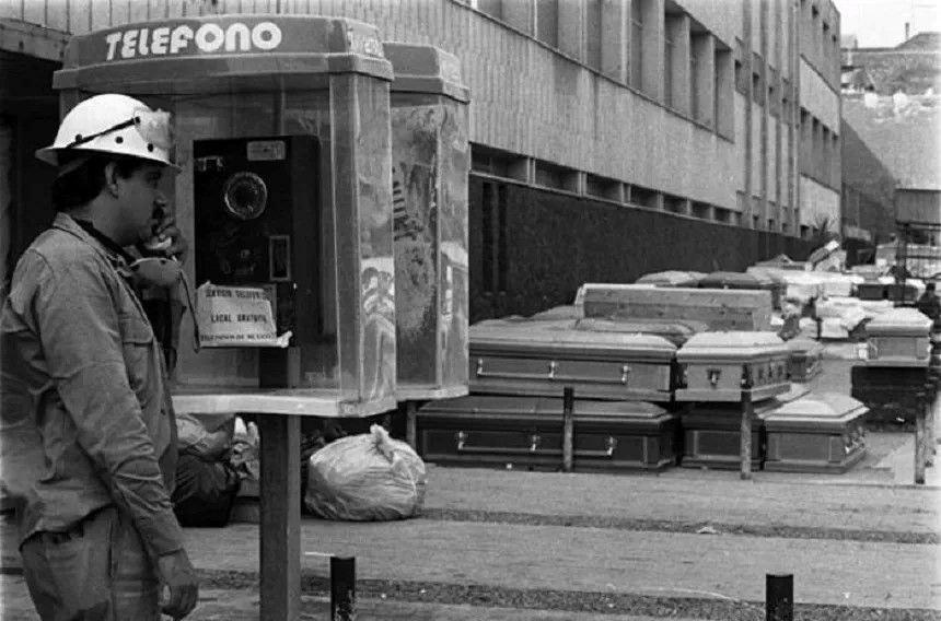 1 Las cabinas telefónicas jugaron un papel muy importante.jpg Las cabinas telefónicas jugaron un papel muy importante en el terremoto de 1985 en la Ciudad de México, sobre todo en aquellos lugares donde la comunicación resultaba intermitente. https://www.periodicocentral.mx/2017/nacional-seccion/item/17387-asi-buscaba-la-gente-a-sus-familiares-tras-el-sismo-del-1985