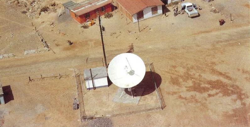 5 La población pesquera de Bahía de Tortugas.jpg La población pesquera de Bahía de Tortugas, Baja California estrenó el servicio de telefonía rural en 1986. Memorias SCT 1982-1988.