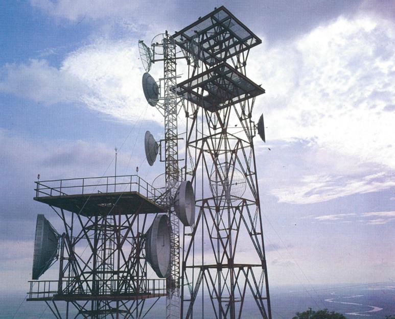 6 Estación terrena y antena de microondas.jpg Estación terrena y antena de microondas construidas en la población de Peñitas, Nayarit. Memorias SCT 1982-1988.