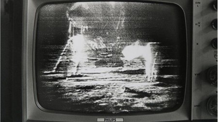 Las pantallas de televisión diseminadas por todo el globo terráqueo.jpg Las pantallas de televisión diseminadas por todo el globo terráqueo, transmitieron las primeras imágenes del hombre en la Luna con una “calidad” que a más de uno le hizo suponer que eran producto de un sueño. Imagen recuperada de BBC News.
