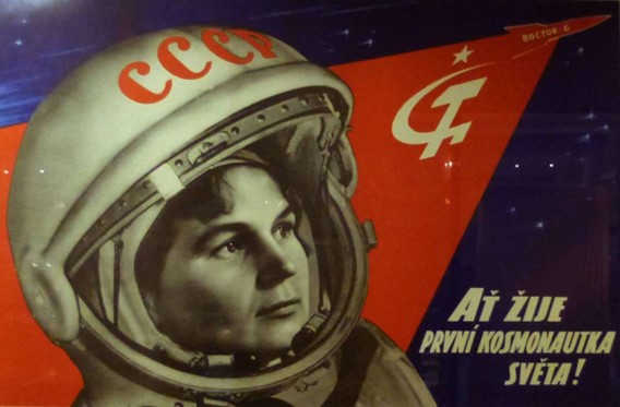 3 tras competir con 400.jpg Tras competir con 400 participantes y someterse a pruebas rigurosas, Tereshkova fue dada de alta con el rango de soldado en la Fuerza Aérea Soviética. Foto recuperada de: Südthüringen.
