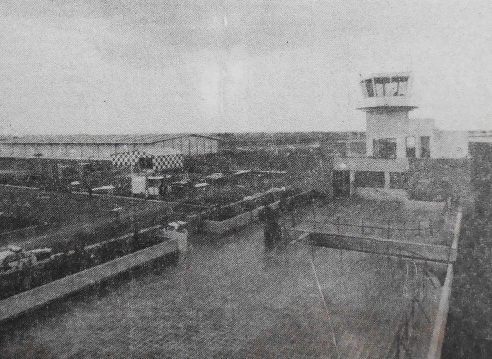 2 Torre del Aeropuerto Internacional de Toluca.jpg Torre del Aeropuerto Internacional de Toluca. Esta nueva terminal aérea constituyó y lo sigue siendo: una real alternativa para descongestionar al aeropuerto de la Ciudad de México. El Universal 5 de marzo de 1987.