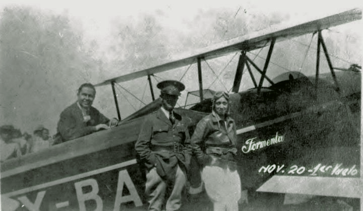 El biplano con monomotor de 85 caballos de fuerza, pilotado por Emma Catalina Encinas se llamó “Tormenta” por el ruido que hacía al arrancar. Foto recuperada de: La primera mexicana con licencia de vuelo, Archivos de la Secretaría de Gobernación.