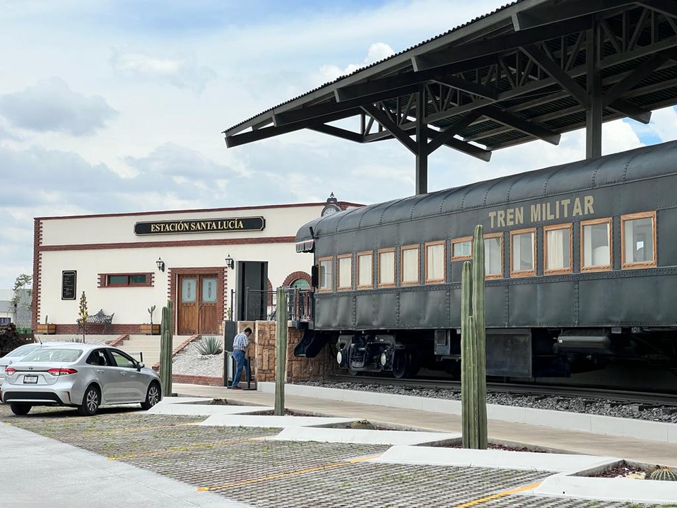 9 Estación Santa Lucía sede del Tren Histórico Cultural.jpg Estación Santa Lucía sede del Tren Histórico Cultural. https://sprinforma.mx/ver/aifa/puedes-realizar-un-recorrido-a-bordo-del-tren-olivo-un-ferrocarril-presidencial-de-los-anos-veinte-que-ahora-funciona-como-cafeteria