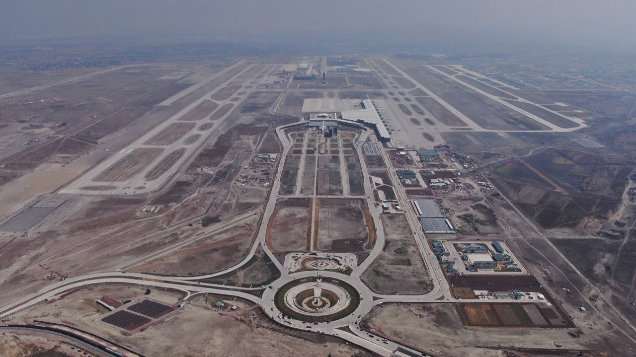 Con el objetivo de resolver la saturación del AICM.jpg Con el objetivo de resolver la saturación del AICM Benito Juárez, el Aeropuerto Internacional Felipe Ángeles forma parte de un Sistema Aeroportuario Metropolitano que prevé atender la demanda de 80 millones de pasajeros al año.