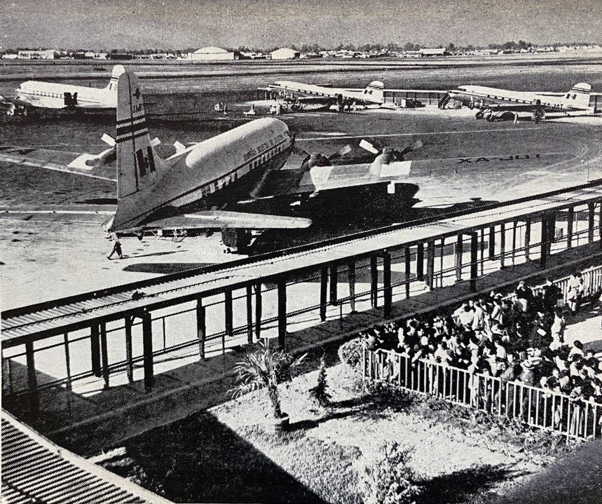 Modernos andenes, grandes plataformas y extensas pistas de aterrizaje hacían del Aeropuerto Central de México el mejor de Latinoamérica. Memorias SCOP 1953-1954.