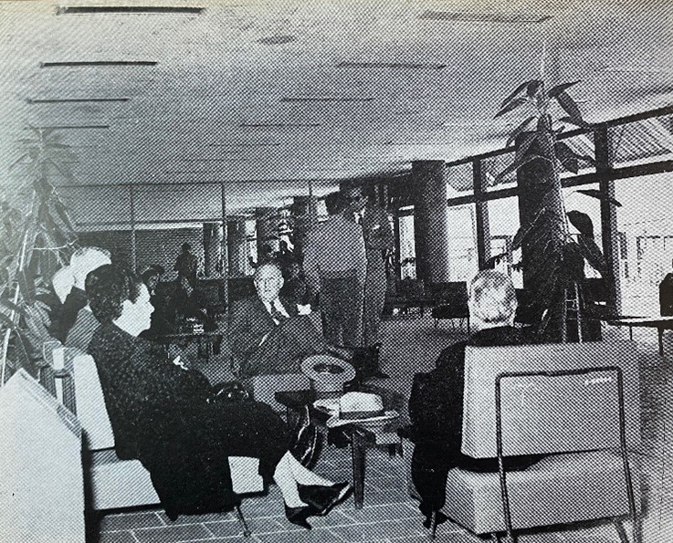 Sala Internacional destinada a la partida.jpg