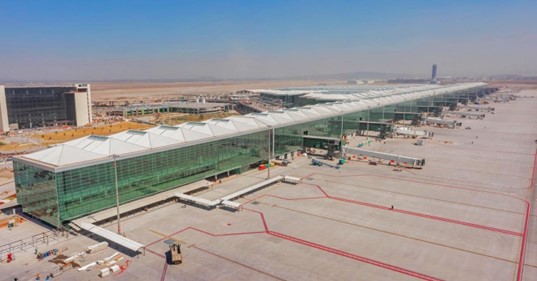 1 Enormes ventanales permiten el acceso.jpg Enormes ventanales permiten el acceso controlado de luz natural a lo largo del inmueble. https://www.liderempresarial.com/fotos-del-aeropuerto-felipe-angeles-primeras-imagenes-del-aifa/