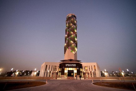 2 Estilizada torre de control en forma de Macuahuitl.jpg Estilizada torre de control en forma de Macuahuitl o arma ceremonial mexica. https://www.liderempresarial.com/fotos-del-aeropuerto-felipe-angeles-primeras-imagenes-del-aifa/