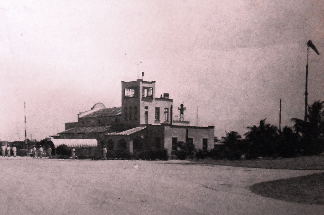 PORTADA.jpg Aeropuerto de Tampico, contaba con dos pistas para la salida de los aviones, iluminación del campo de aterrizaje y servicios sanitarios. SICT