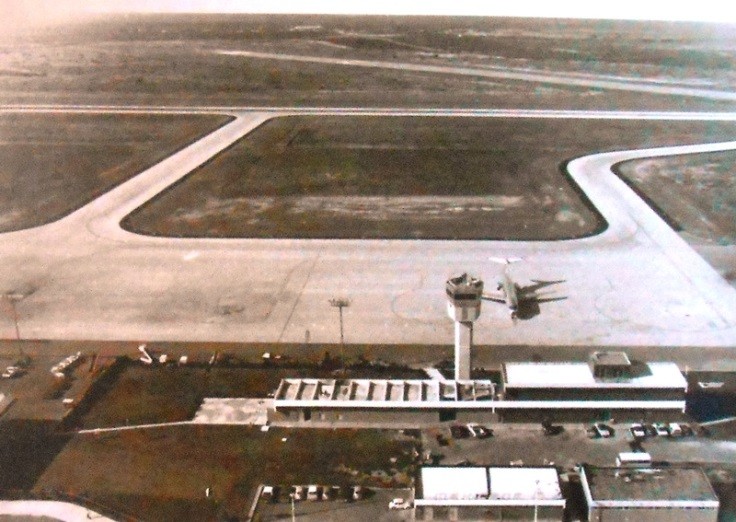 El Aeropuerto Internacional de Monterrey estrenó, a mediados de los ochenta, un edificio terminal y una nueva plataforma. Libro: 50 años de Aeropuertos y Servicios Auxiliares.