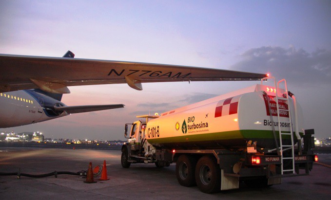 cargada de biocombustible.jpg Aeronave en espera de ser cargada de biocombustible suministrado por ASA. Archivo: ASA.