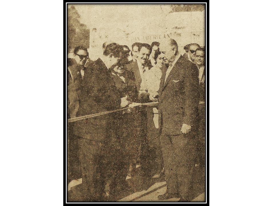 El presidente López Mateos corta el listón inaugural de la magna exposición teniendo como testigo a don Alberto Braniff, primer piloto en elevar su aeronave sobre los cielos de México. El Universal.