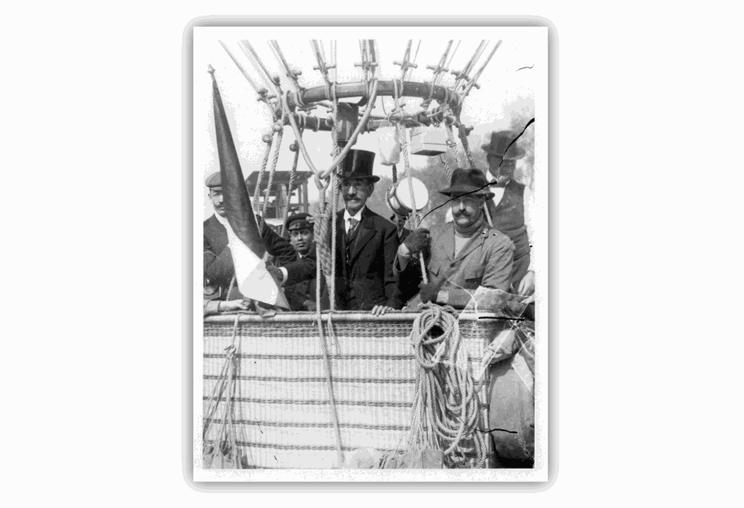 Joaquín de la Cantoya y Rico, junto con Alberto Braniff, a punto de elevarse en un viaje en globo que el viento condujo hasta el manicomio de la Castañeda. Reproducción autorizada por el INAH.