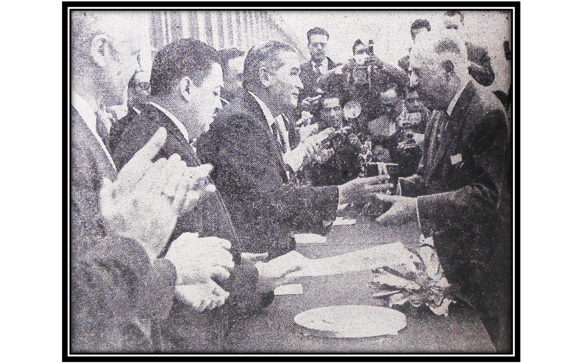 El secretario de Comunicaciones y Transportes, Ing. Walter C. Buchanan, otorga una hermosa cruz a don Alberto Braniff pionero de la aviación en México. El Universal.